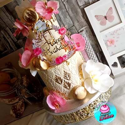 gateau-anniversaire-piece-montee-drip-cake-macaron-dore